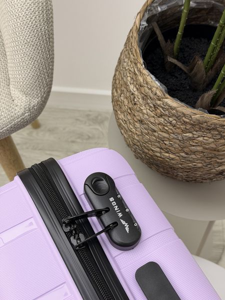 Wings Ударостійка пластикова Валіза Середня (M), на колесах Wings HWF (lavender) M Лаванда Wings HWF (lavender) M фото