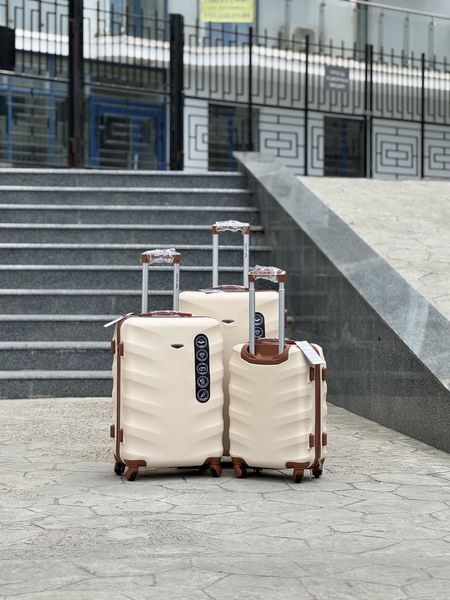 Wings Ударопрочный пластиковый Чемодан Большой (L), на 4 колесах Wings 402 (white) L Белый Wings 402 (white) L фото
